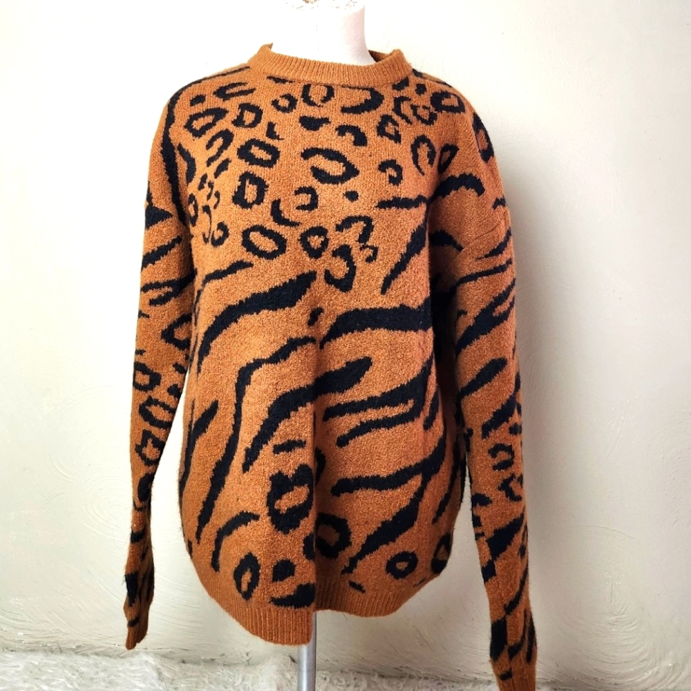 Line & Dot leopard animal print Oversized sweater top crew neck small